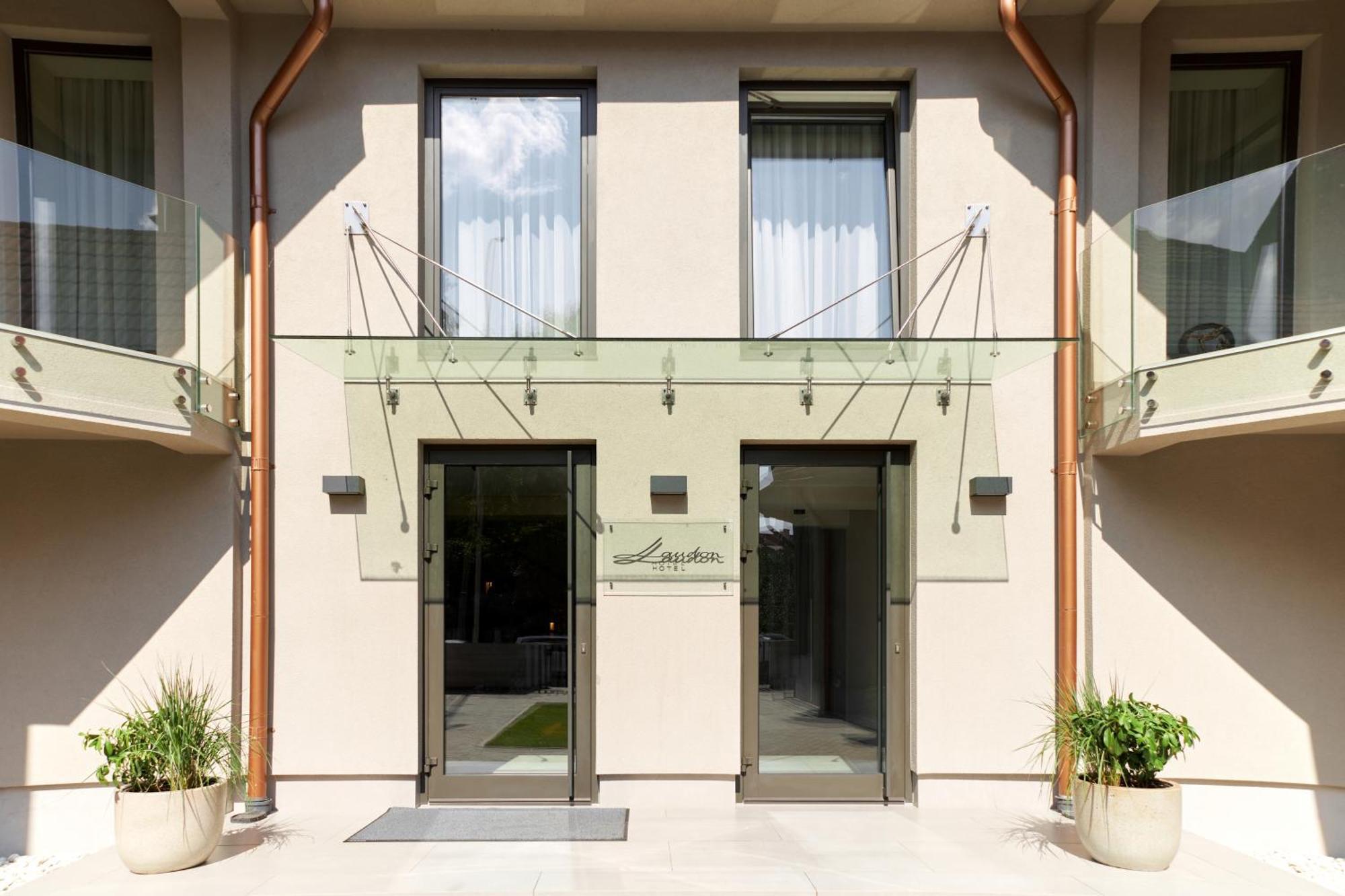 Hotel Laudon Ужгород Экстерьер фото